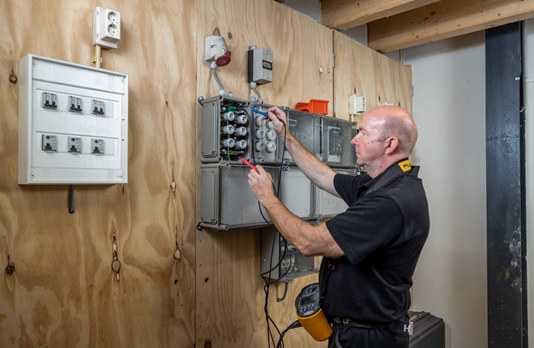 Wat doet een Technisch Buitendienst Medewerker Elektrotechniek?